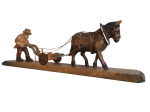 Pferd zieht Pflug mit Bauer
